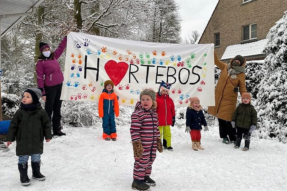 Ouders, maar ook heel wat kleuters, hielpen mee aan het reusachtige spandoek dat intussen permanent aan de schoolpoort hangt.