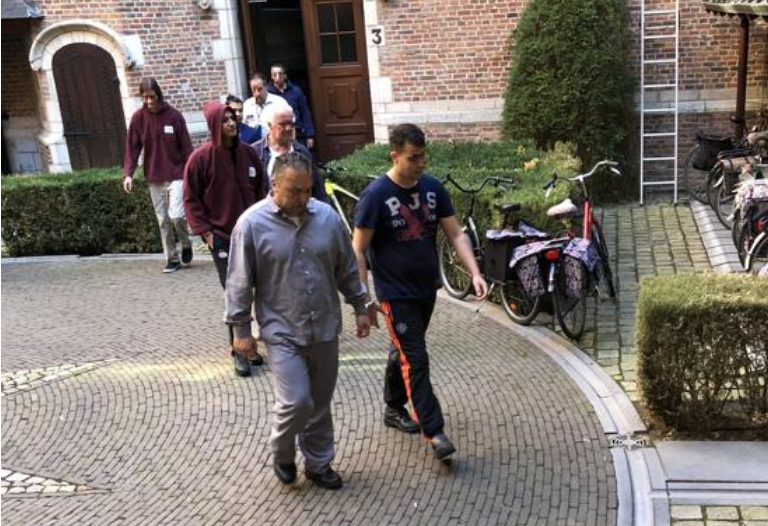 Jasmin K. (links vooraan) na zijn verschijning voor de raadkamer in Turnhout in september 2018. De man riskeert acht jaar cel voor onopzettelijke doding van zijn vrouw. 