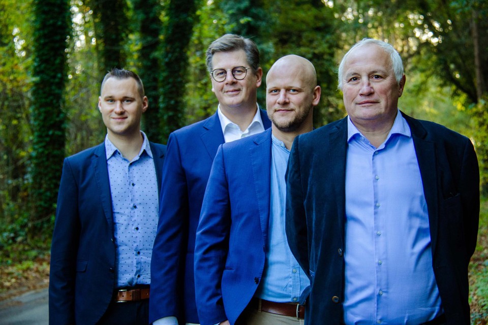 Karel Maes (rechts) draagt zijn aandelen over aan drie jongere vennoten: Thomas Dresselaerts, Joery Dierckx en Stijn Cleys. 