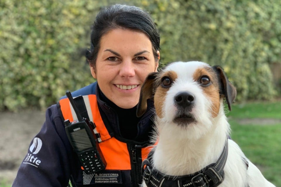 Agente en hondenbegeleidster Bieke Schutijser met politiehond Jim.