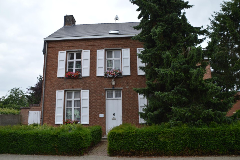 De pastorie van Viersel, met klok op het dak.