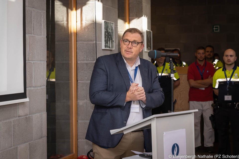 Ook burgemeester %Maarten De Veuster was bij de officiële opening en dakt het politiekorps voor de inzet bij de brand in het Schuttershof, de nacht voordien. 