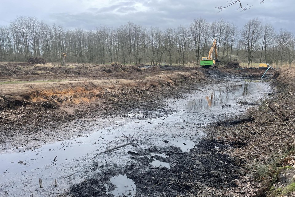 De werken aan de hermeandering en extra-waterbuffering van de Kleine Nete zijn vanaf nu in volle gang: hier wordt een oude Netemeander tussen Lichtaart en Herentals, gekend als Het Hoefijzer, in gereedheid gebracht om weer als rivierbedding ingeschakeld te worden.