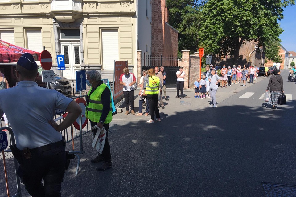 In dit deel van de Stationsstraat komen de losse handelaars met de woensdagmarkt te staan. Hierdoor zijn de parkeerplaatsen verderop op dat moment niet beschikbaar.