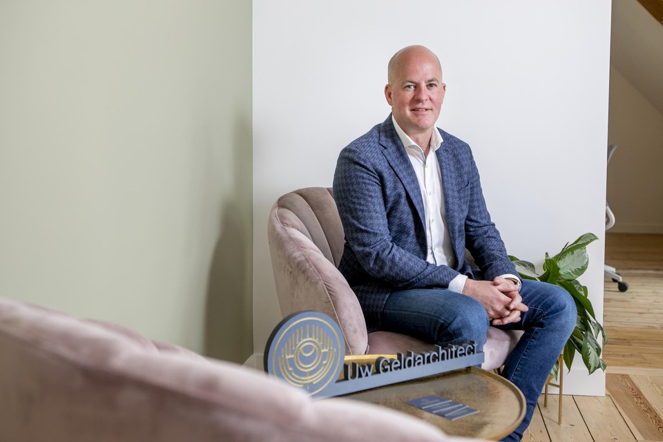 Tom Horemans gebruikt zijn ervaring als filiaalhouder van een bank nu als ‘geldarchitect’.