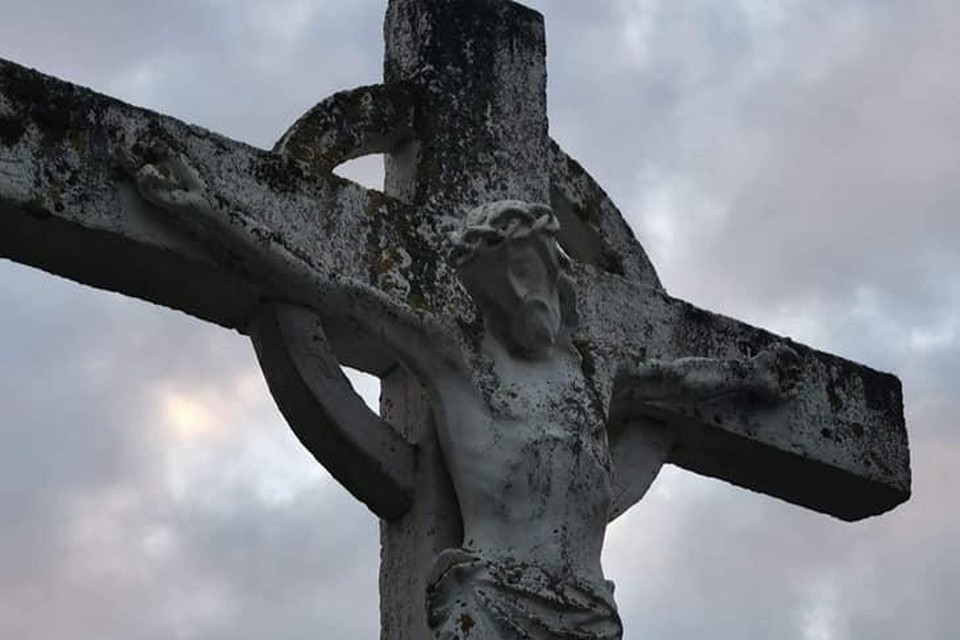 Het origineel kruis uit 1922 van de begraafplaats van Oelegem, dat in het gemeentemagazijn ligt. 
