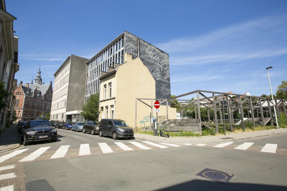 Het administratief centrum, de politietoren en het aanpalende stukje groen in de Langstraat. 