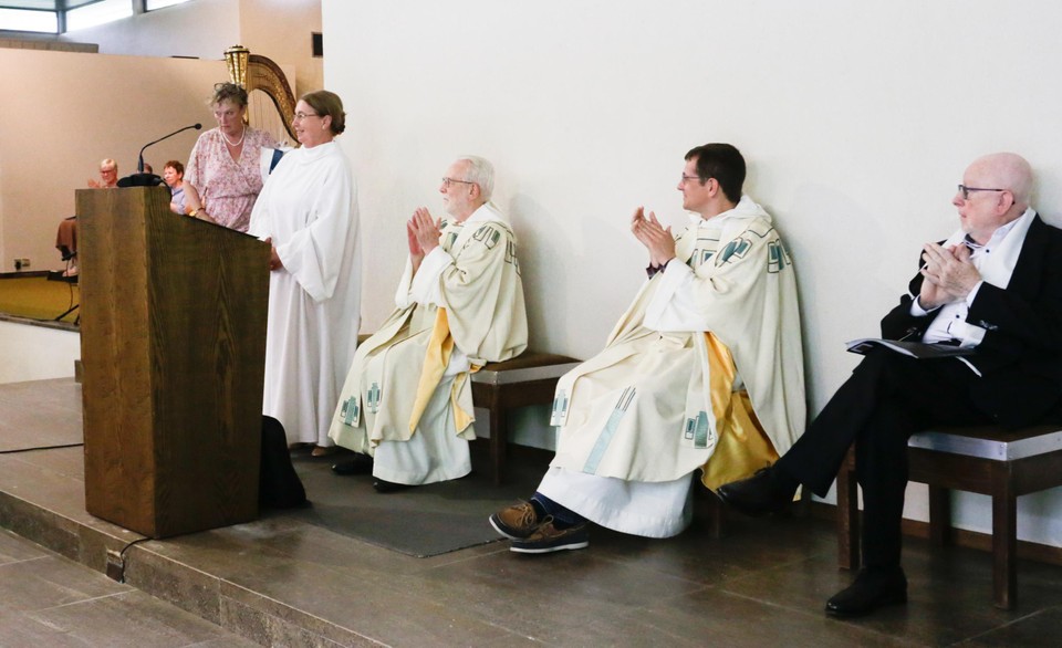 Pater Marc Christiaens, de jongere dominicaan Didier Croonenberghs, en de diakens Gerda Huys en Paul Caroen.  