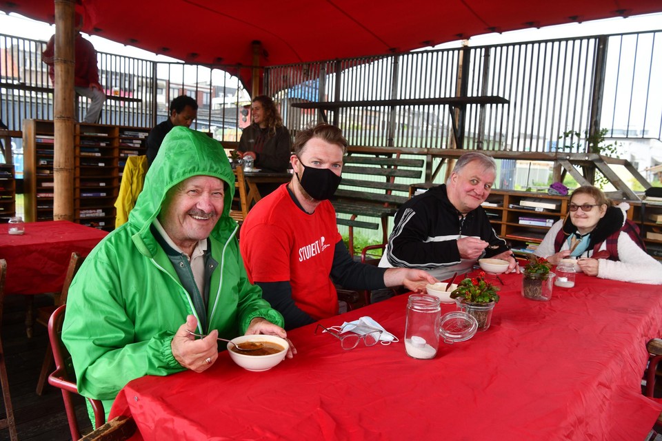 Bewoners van den Dam Bob, Marc en Katty warmen zich op aan harira in de Babelbühne op den Dam. Ze leerden zaterdag heel wat bij over hun wijk dankzij studenten van de AP Hogeschool.
