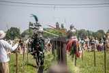 thumbnail: Het steekspel met lansen die uit elkaar springen lokt veel kijklustigen.