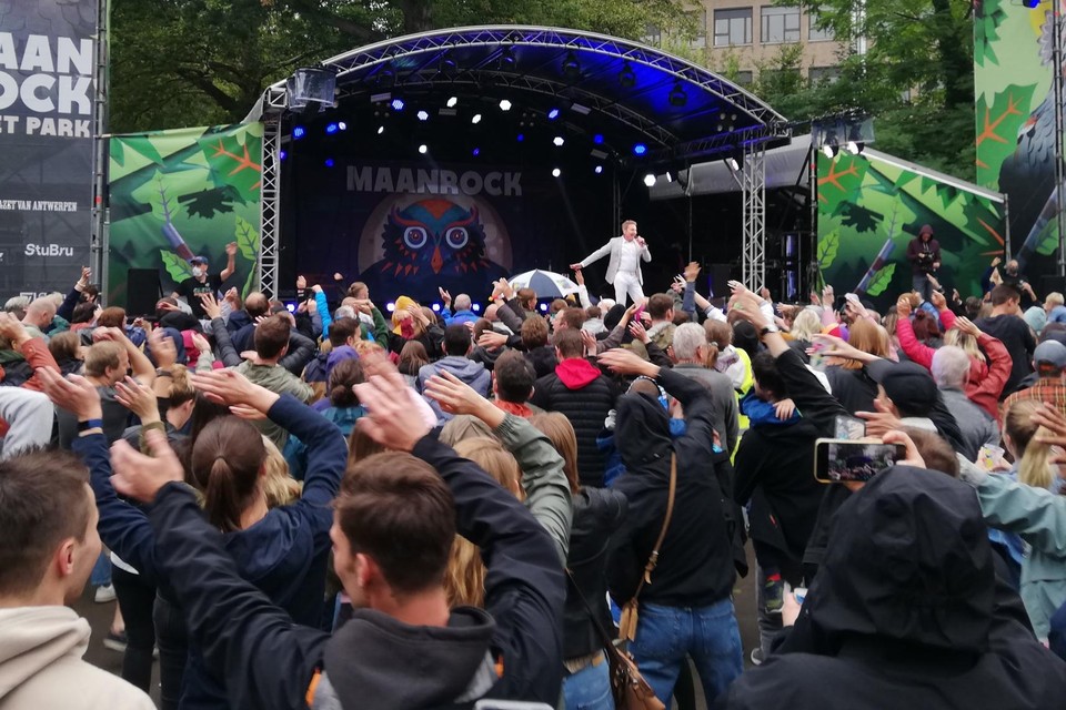 Bart Kaëll bracht iedereen in de Kruidtuin aan het dansen.