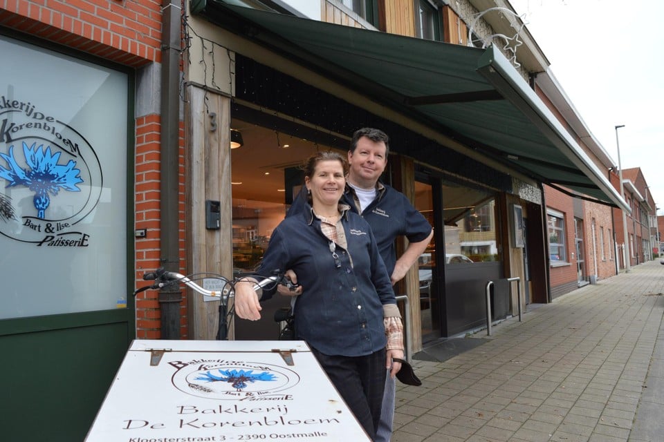 Ilse Lambrechts en Bart Mertens voor hun bakkerij De Korenbloem in de Kloosterstraat in Oostmalle. 