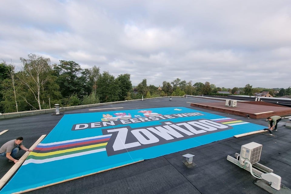 Op het dak van Zowizoo werd een reuzengrote banner uitgerold.