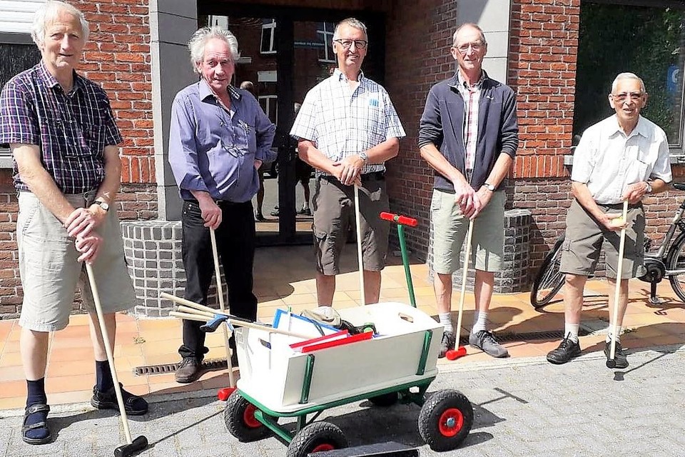Leden van de kerkraad proberen het spel uit.