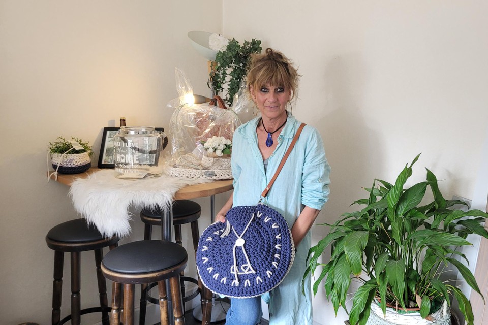 Linda Fransen haakt tassen groot en klein en decoratiestukken met de hand, volgens eigen ontwerp.