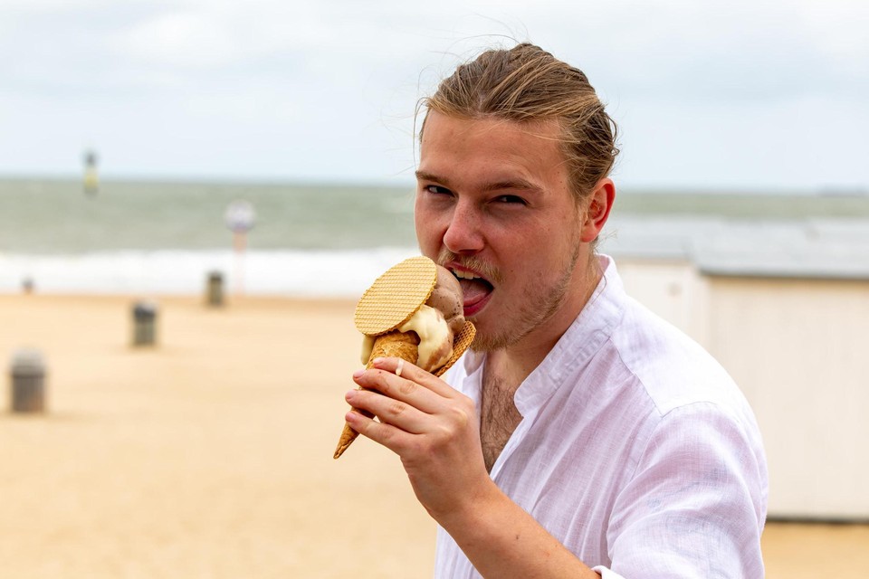 Julius Persoone bestelde tien keer een ijsje met twee bolletjes - vanille en chocolade - van De Panne tot Knokke.