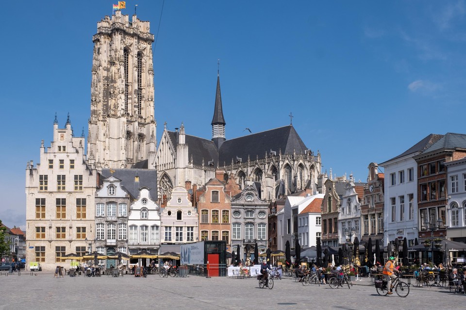 Het kathedraalarchief van voor 1500 is grotendeels verloren gegaan. Alles wijst er op dat de bouw van de huidige kathedraal is begonnen in 1207.