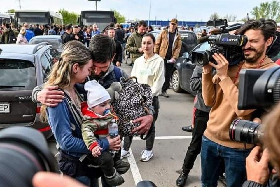Anna, samen met haar zoontje, in Zaporizja, waar ze  na haar evacuatie uit Azovstal wordt opgevangen door haar broer. 