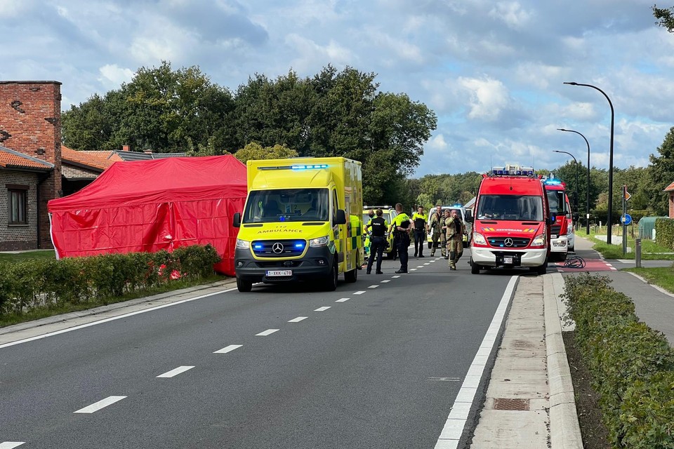 Bij het zware verkeersongeval op Kiezel in Meerhout is dinsdagmiddag een automobilist van 19 om het leven gekomen. 