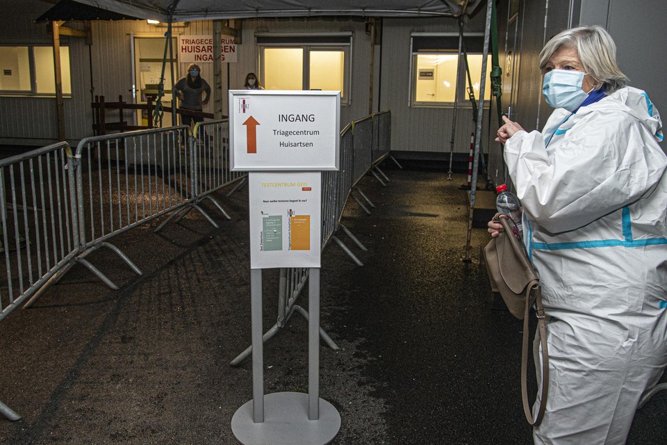 Zondag moest een vijftigtal leerlingen en leerkrachten van GBS De Zandloper in Mol-Rauw een coronatest afleggen.