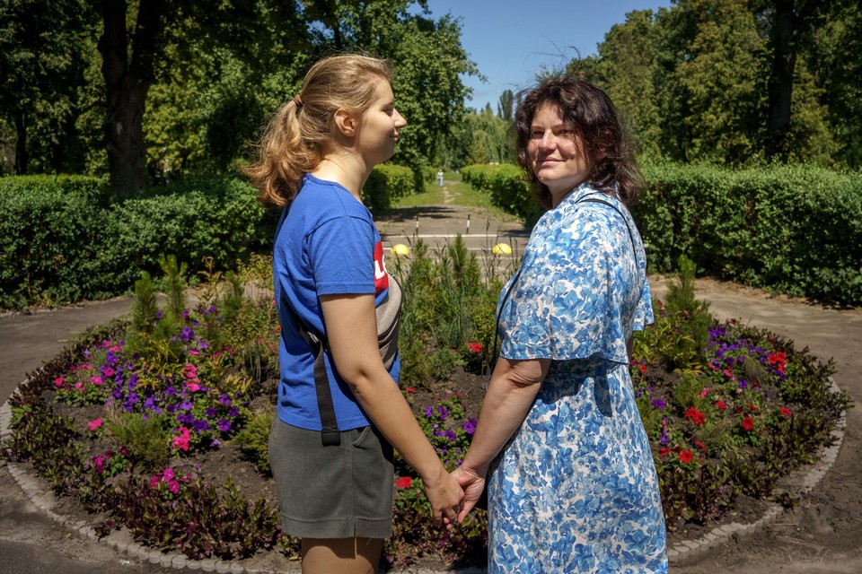 Mama Inna en dochter Julia keerden van Lanaken terug naar Oekraïne. Sindsdien slijten ze hun dagen in het ziekenhuis van Kiev. En in het park daarnaast. 