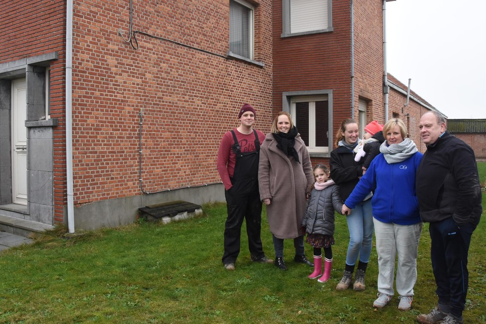 De zeven bewoners van het cohousingproject: Jonathan, Steffi, Enora, Kyna met Sia op de arm en Daphne en Rudi.