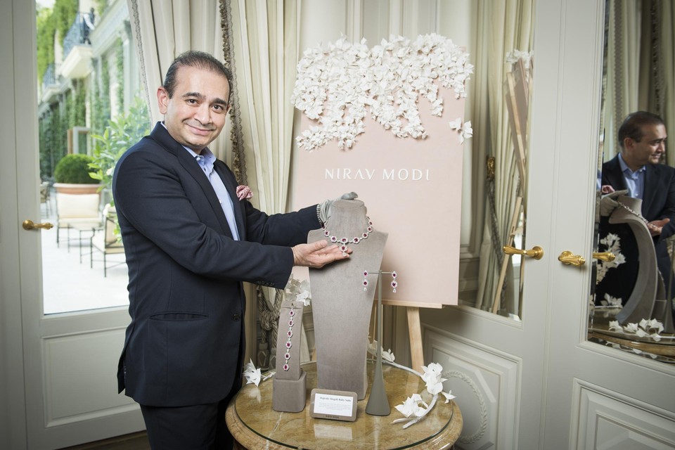 Nirav Modi poseert voor een van zijn luxejuwelen.