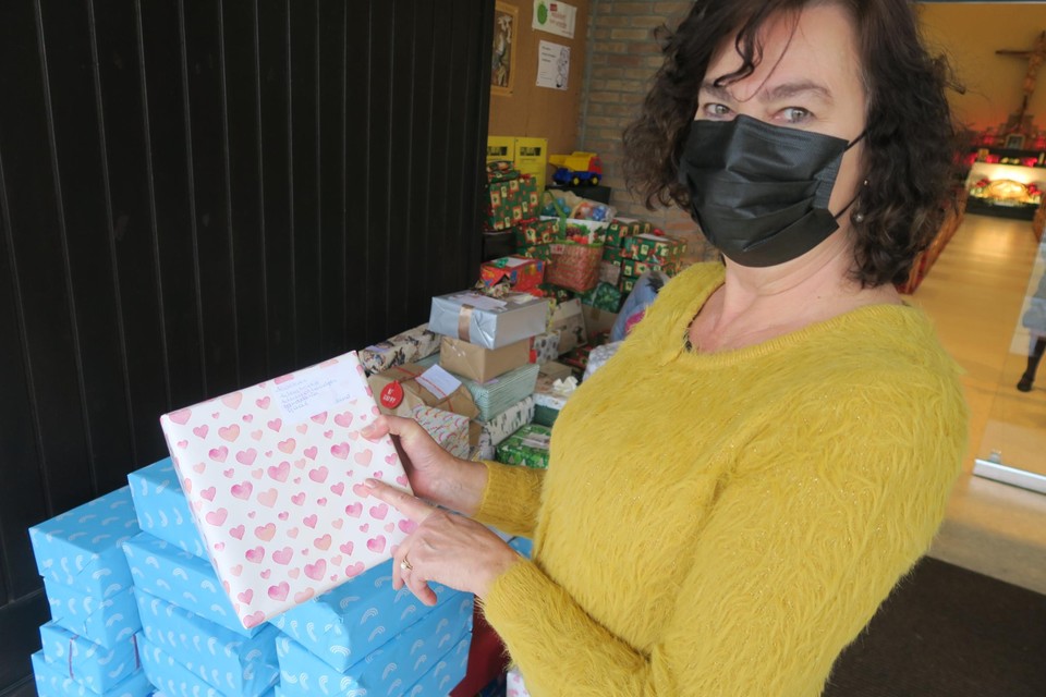 Gerda Slegers uit Brasschaat toont één van haar vele kerstgeschenken voor de getroffen Waalse gezinnen.. 