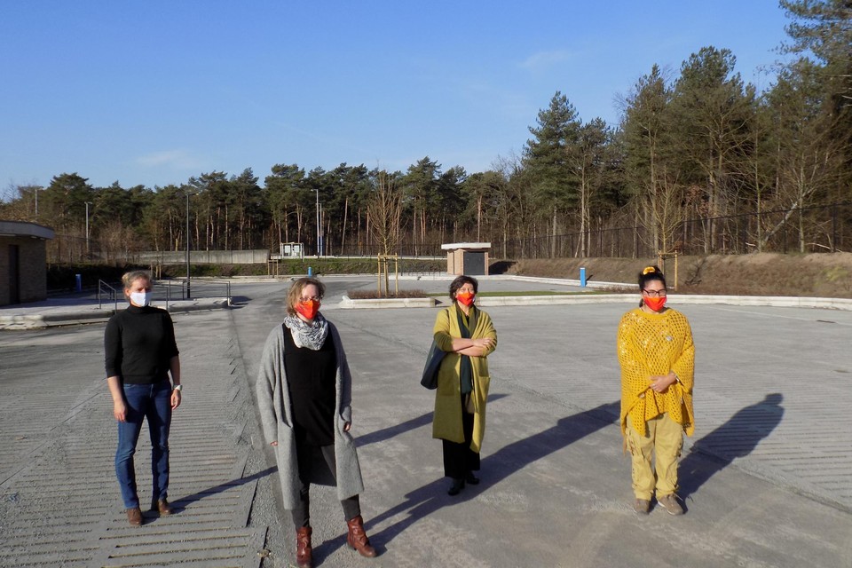Terreinbeheerders Mieke Mertens (tweede van links) en Nadia Al-Ali (rechts) stellen samen met Leen Apers en gedeputeerde Kathleen Helsen het doortrekkersterrein voor woonwagenbewoners in Gierle voor.