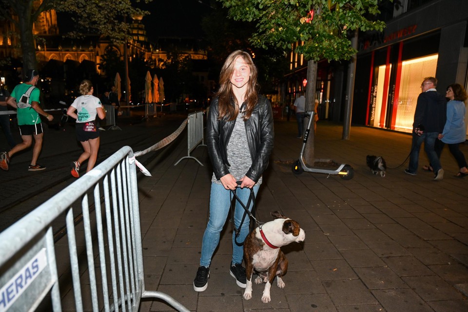 Sainza, met hond Rocky, kon helaas niet meelopen vanwege twee gescheurde kruisbanden.