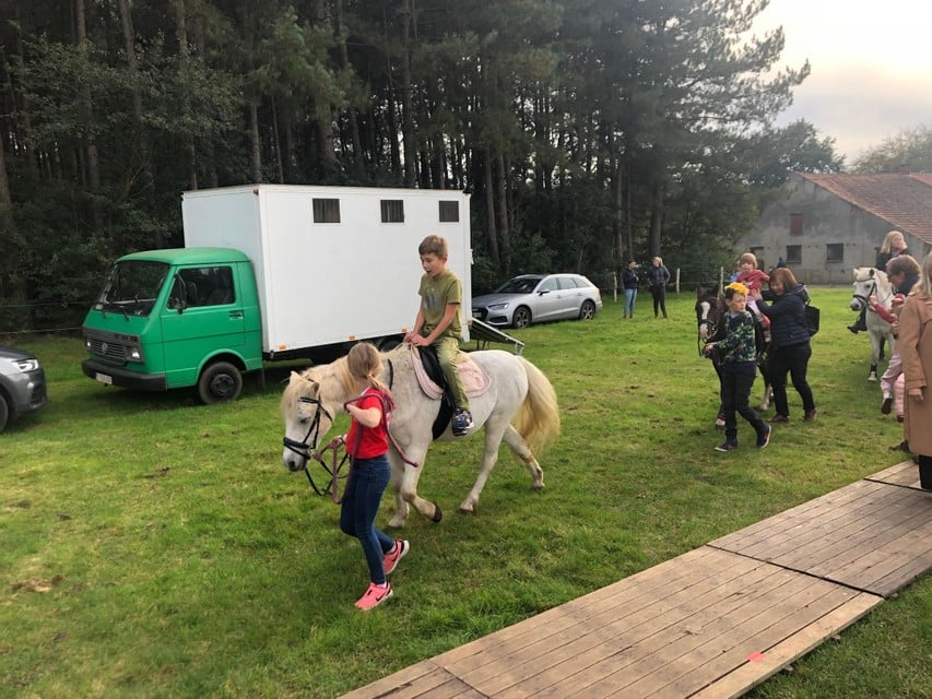Een ritje op enkele paarden hoort er natuurlijk ook bij op Achterlee kermis.
