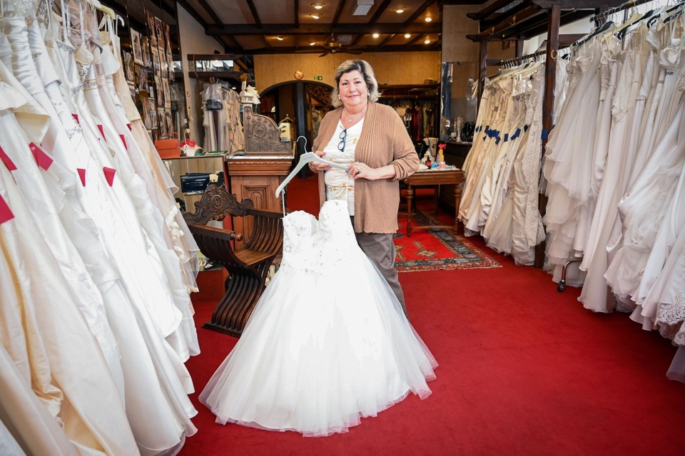 Maya De Keuster start in haar bruidswinkel met een uitverkoop.