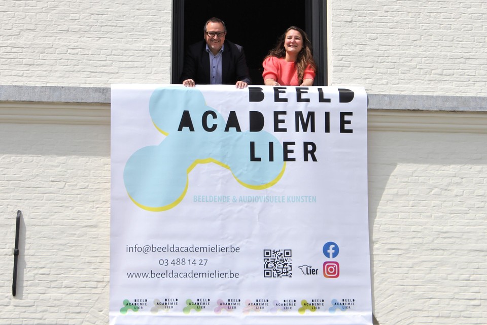 Schepen van Cultuur Ivo Andries en directeur Liesbet Van Huysse onthullen de nieuwe naam van de SASK.