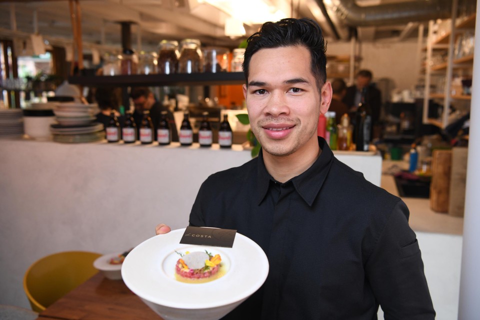 David Da Costa serveert kalfstartaar met oester en zeewier en een vinaigrette van Javaanse kippensoep. 