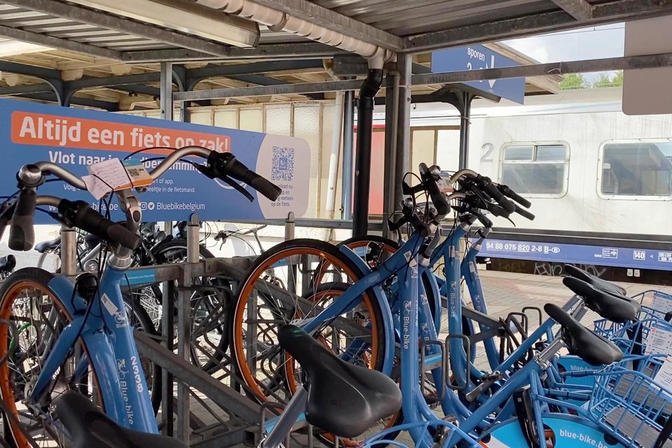 De Blue-bikes aan Essen station worden druk ontleend.