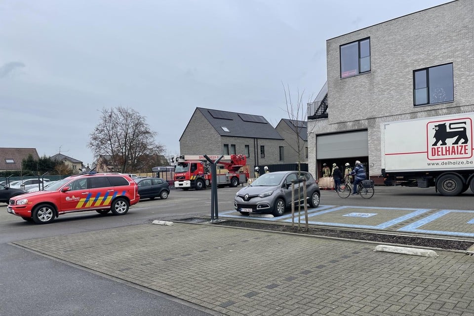 ﻿Een vrachtwagen botste vrijdagmiddag op de hoek van de leveringspoort bij AD Delhaize in Heist-op-den-Berg. 