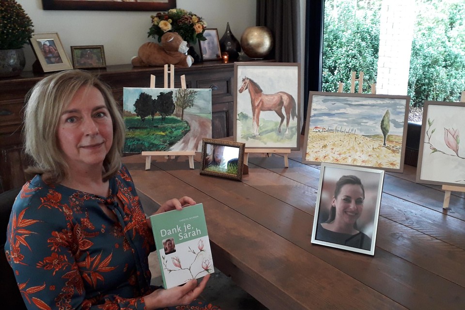Christel Wilmsen schreef het boek ‘Dank je Sarah’ als eerbetoon aan haar dochter die in 2020 om het leven kwam bij een verkeersongeluk. Ze toont het bij schilderijen van Sarah.