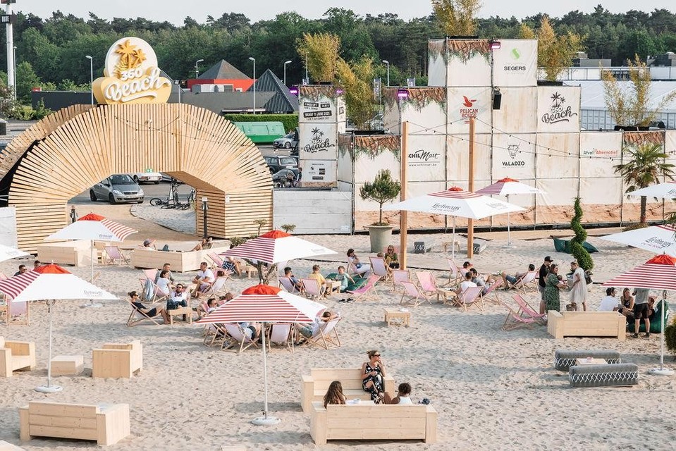 360 Beach badend in de zon. Een tafereel dat voorbije zomer te weinig te zien was.