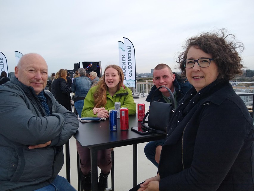 Nadia en gezelschap klinken met frisdrank op de parkeergarage van Lantis. 