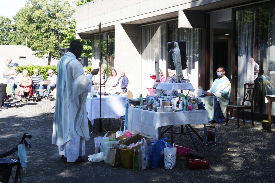Emmanuel Ikeobo zegende de oogst, die later verdeeld zal worden tussen het EVA-centrum in Ekeren en Welzijnsschakel op Rozemaai.