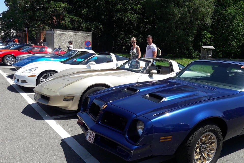 Oude en nieuwere modellen van Corvette vielen zondag te bewonderen op de Gemeenteplaats in Hemiksem.
