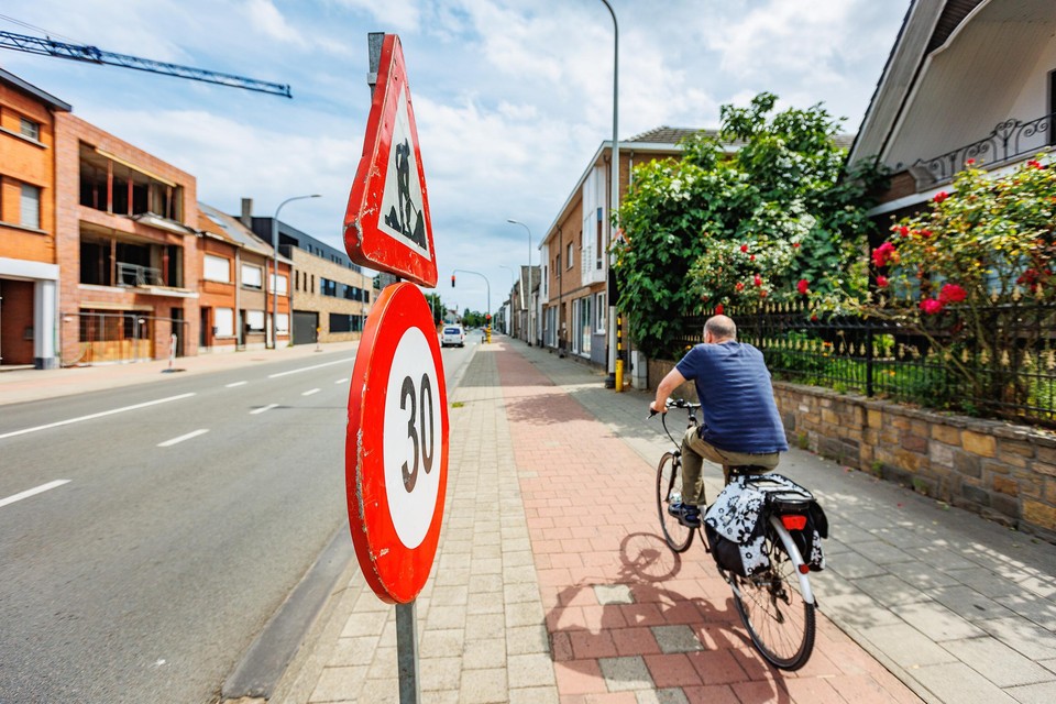 Een aannemer vernieuwt op de Leuvensesteenweg in Mechelen en Muizen nog een gedeelte van de fietspaden. 