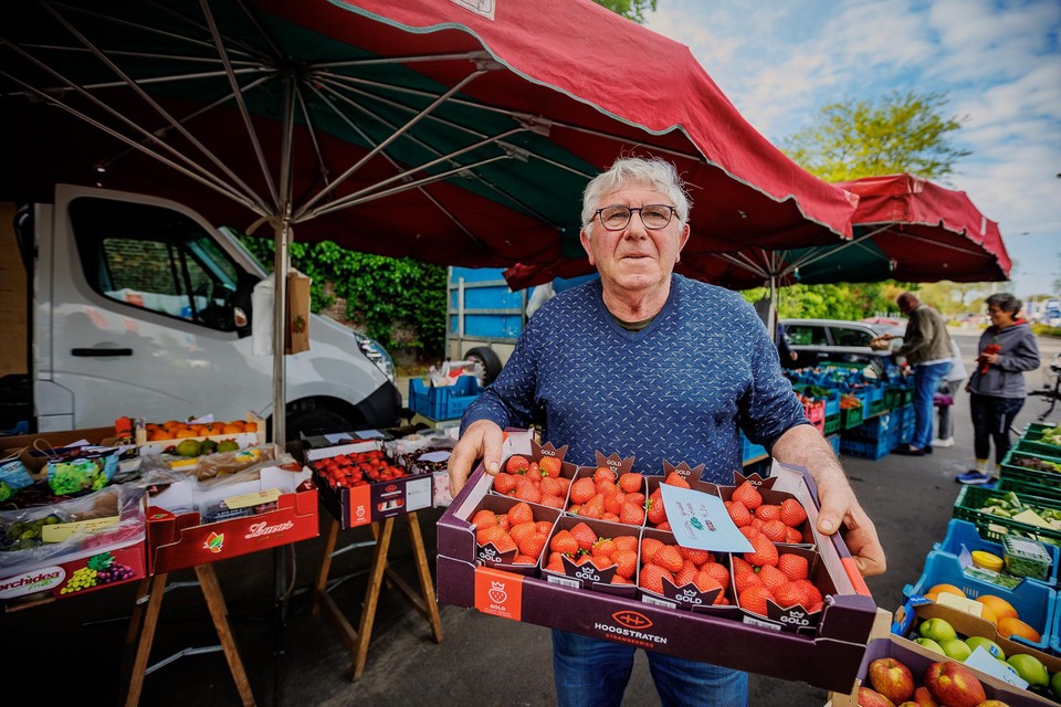 Marktkramer Nico Witters staat ook met groenten van eigen kweek op de kleinhandelsmarkt aan de Centjesmuur. Nu brengt hij aardbeien uit Hoogstraten aan de man.