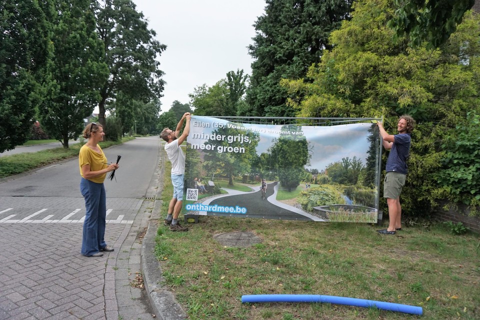 Katrien Loots, Sam Schramme en Bob Van Loon hangen een beeld van een virtuele ontharding van het Renier Sniederspad in Vosselaar op.