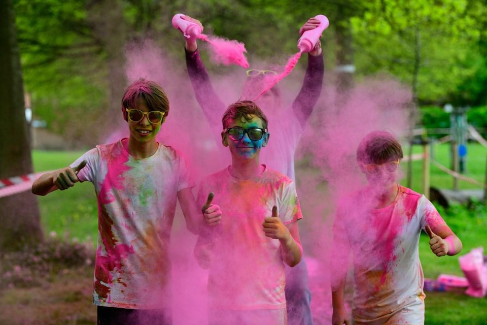 Deelnemers worden tijdens de Colorrun ondergedompelt in kleurrijke poeders.