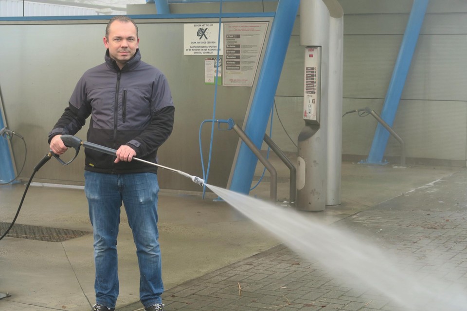 Kenny Aernouts, zaakvoerder van selfcarwash Dibo en benzinestation Joosen & Co: “Onze beide zaken blijven open.”.