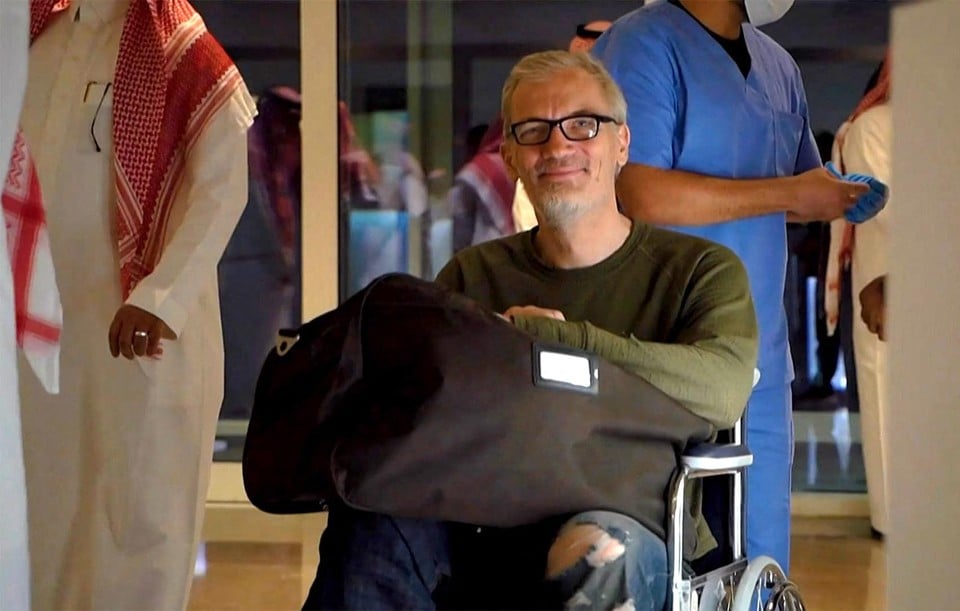 De Zweedse gevangene Mathias Gustafsson komt in een rolstoel aan op de luchthaven van Riyad 