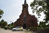 thumbnail: De prent die de Massenhovenaars in hun brievenbus krijgen. Een lokale thuisverpleegster was zo vriendelijk haar auto even uit te lenen voor de fotoshoot.