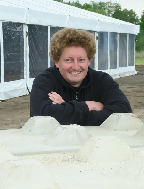 360 Beach-organisator en ondernemer Yannick Hellemans. Blij dat hij na een drukke zomer, in Schilde en elders in het land, eindelijk enkele rustige dagen in het verschiet heeft.