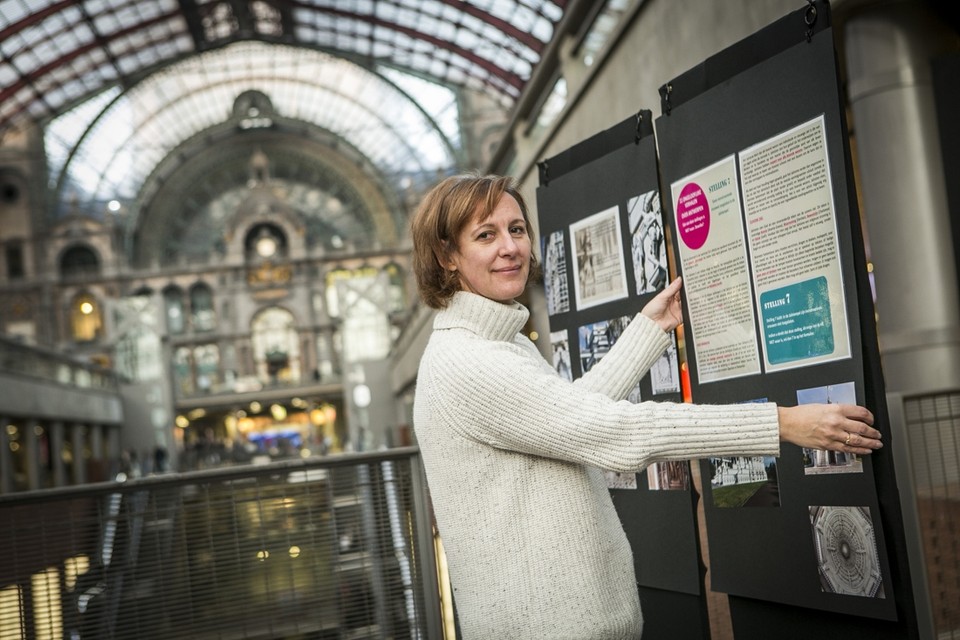 De panelen werden vrijdag opgehangen in het Station Antwerpen-Centraal.